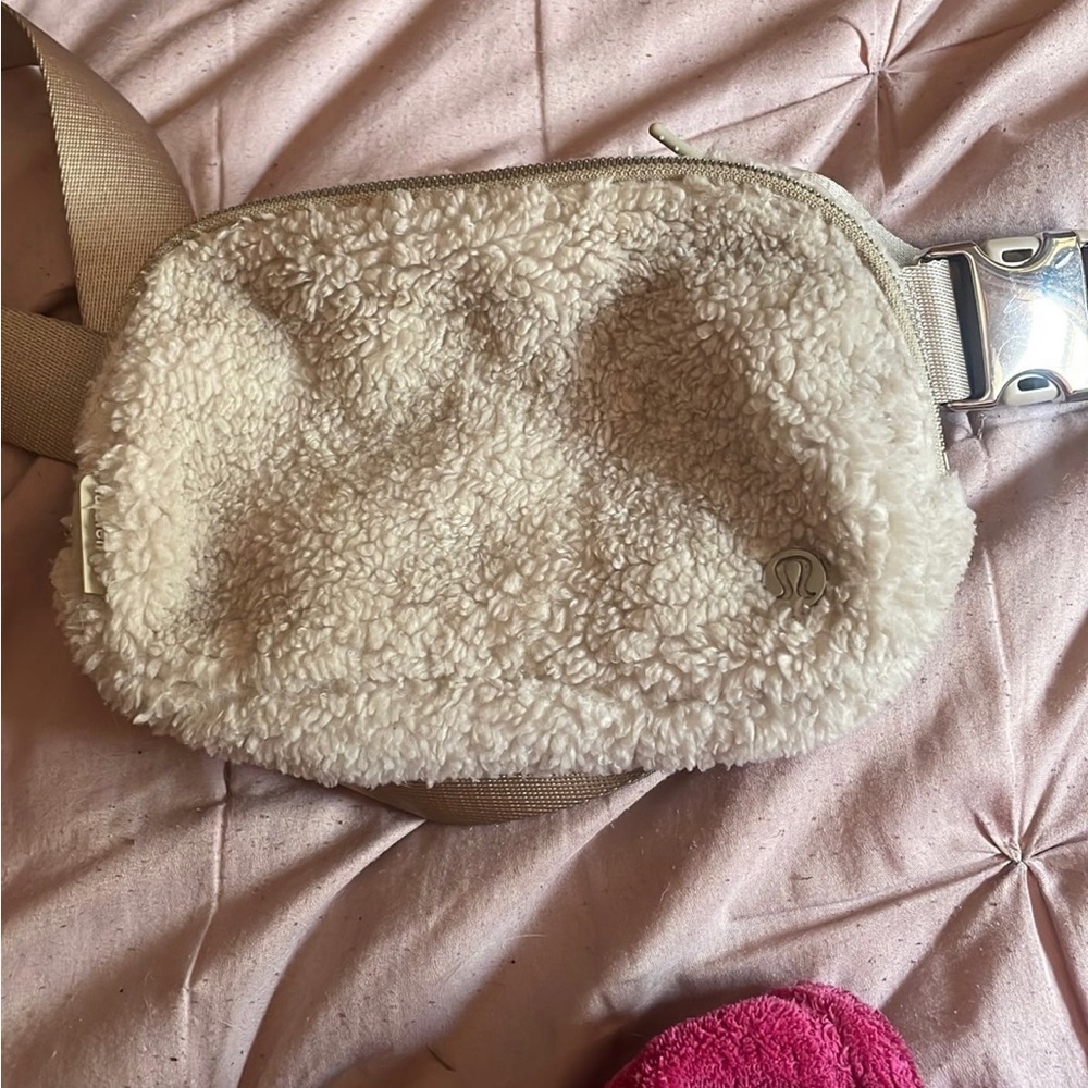 Lululemon Sherpa belt bag